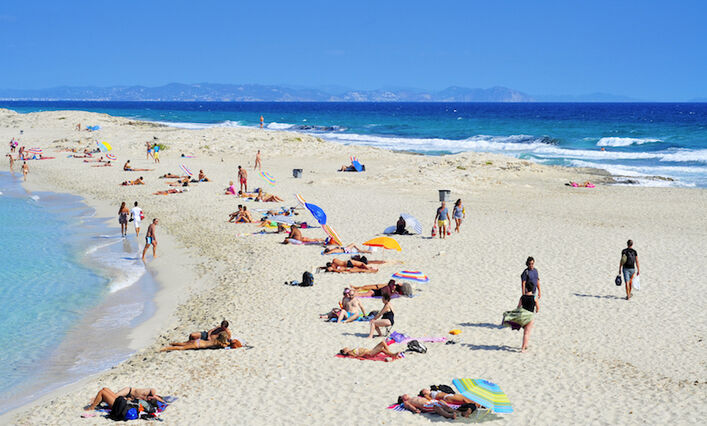 Po wykładach odpoczywać z przyjaciółmi na plaży...