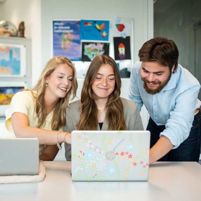 Studenci pracują nad wspólnym projektem